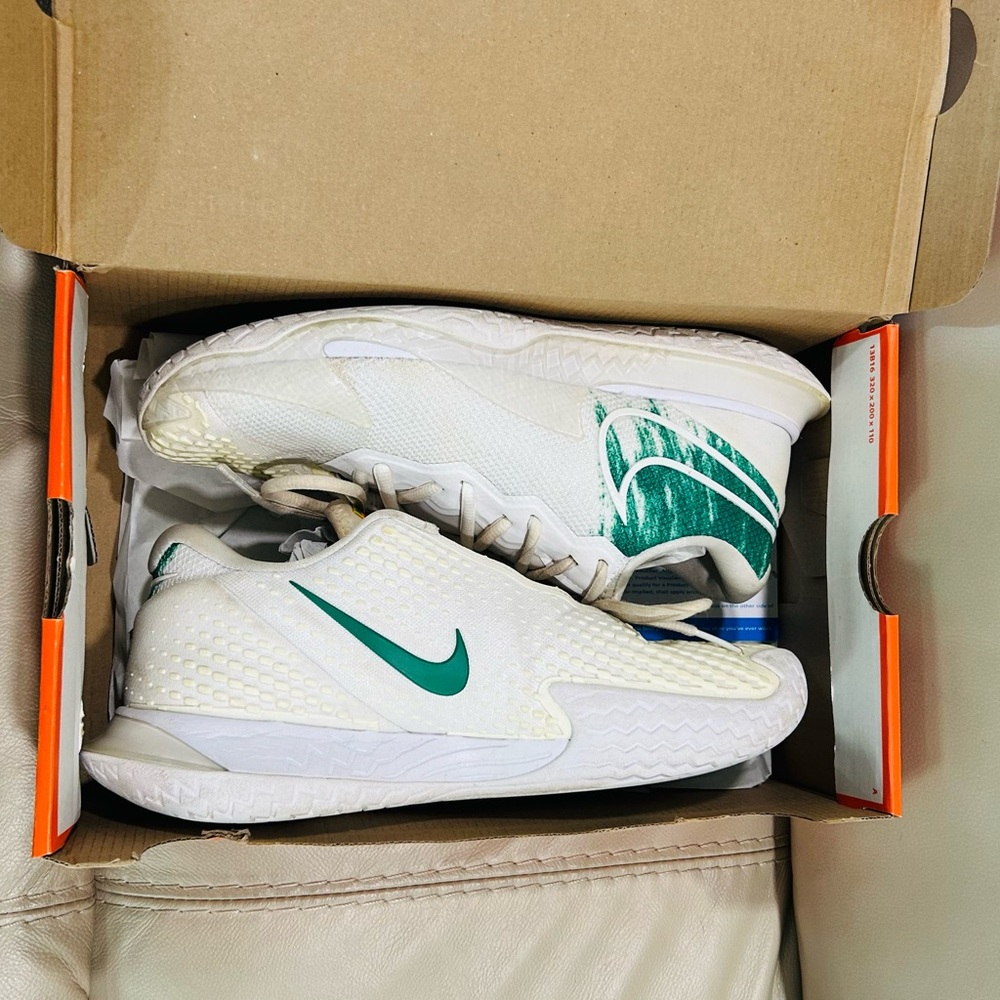 Women’s Nike Air Zoom Vapor Cage 4 Sz 9.5 Tennis sneaker, Good condition.